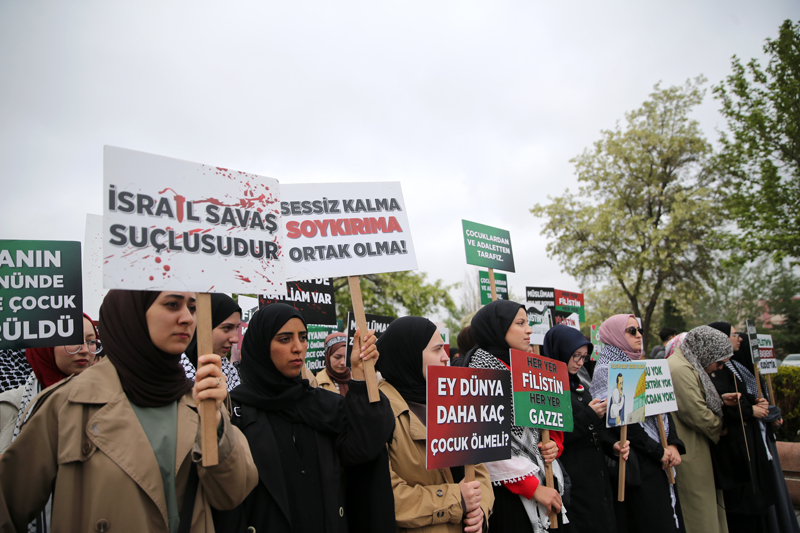 <p>AK Parti Gençlik Kolları Üniversiteler Teşkilatı organizasyonunda üniversite kampüsünde, Alaaddin Köşkü önünde toplanan kalabalık, Kampüs Camisi'ne kadar yürüdü.</p>