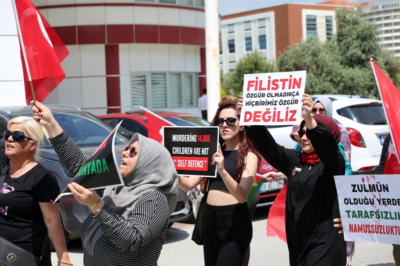 <p>AK Parti Gençlik Kolları Üniversiteler Teşkilatının (ÜNİAK) organize ettiği etkinlik kapsamında İletişim Fakültesi önünde bir araya gelen öğrenciler, İsrail'in saldırılarını protesto etti, Avrupa ve Amerika'da çeşitli üniversitelerde Filistin için yapılan protestolara destek verdi.</p>