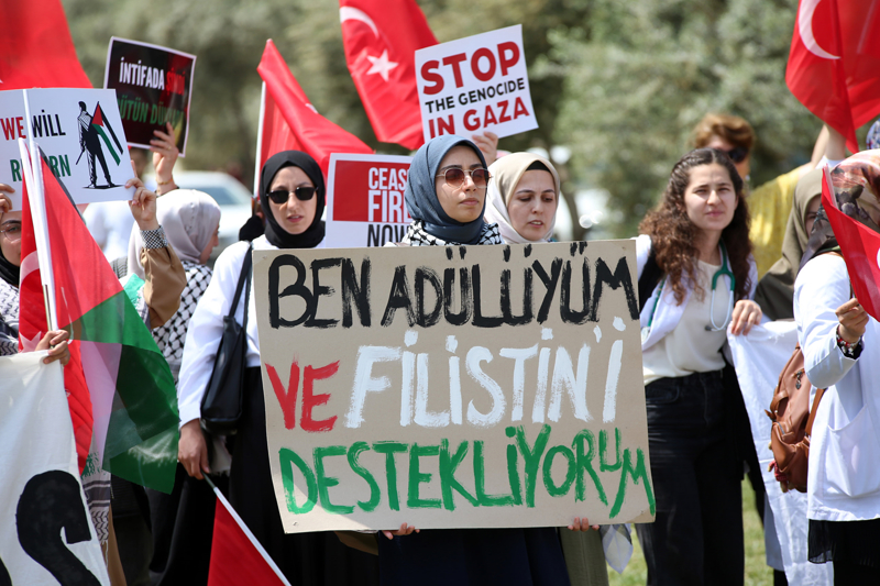 <p>'ABD'de öğrencilerin ve akademisyenlerin katılımıyla başlayan İsrail karşıtı gösteriler dünya genelinde onurlu duruşun başkaldırı fitilini ateşlemiştir. ABD genelindeki onlarca kampüse yayılan ve bu insani duruşu derslerini iptal ettirmek, disiplin soruşturmasına sevk edilmek hatta tutuklanmak pahasına sergileyen, eylemlere katılan, sesini yükselten tüm kardeşlerimize AK Parti Gençlik Kolları Üniversiteler Teşkilatı olarak yürekten teşekkür ediyoruz.</p>