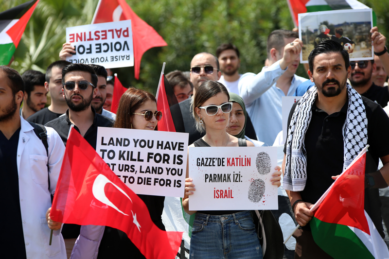 <p>Bizler de vicdan sahibi her bir genç gibi AK Parti Gençlik Kolları olarak Gazze'de yaşanan katliama karşı on binlerce gencin katılımıyla ilk günden bugüne kadar gerçekleştirdiğimiz 'SayStop' eylemlerimize, boykot çağrılarımıza ve yardım faaliyetlerimize ve Gazze halkının çığlığına ses veren herkesin farklılıklarına bakmaksızın yanında olmaya devam edeceğimizi bildiriyoruz.'</p>
