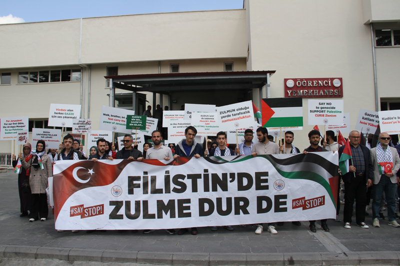 <p>Kayseri'de üniversite öğrencileri, düzenledikleri yürüyüş ile Filistin'e saldırılarına devam eden İsrail'i protesto etti.</p>