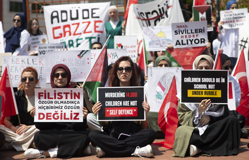<p>ABD'de Filistin'e destek eylemleri düzenleyen üniversite öğrencilerinin yanında olduklarını belirten Abdurrahmanoğlu, şöyle devam etti:</p>