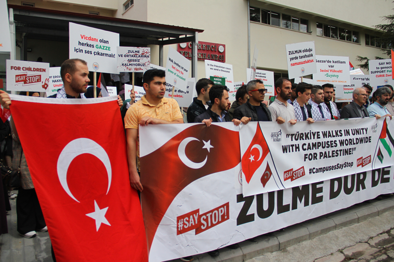 <p>Erciyes Üniversitesi (ERÜ) Öğrenci Yemekhanesi önünde bir araya gelen, aralarında yabancı uyrukluların da bulunduğu öğrenciler ile akademisyenler, 'Filistin'de zulme dur de', 'Gazze'de katliam var, sesini yükselt', 'Nehirden denize özgür Filistin', 'Dünya susuyor, insanlık ölüyor' ve 'Kudüs'e bin ses, Gazze'ye bin selam' Türkçe ve İngilizce yazılı pankart ve döviz taşıdı.</p>