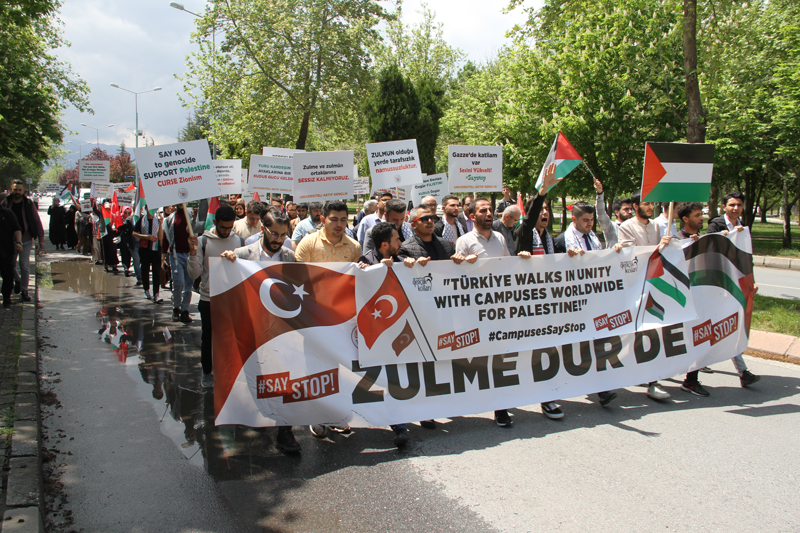 <p>Grup adına açıklama yapan AK Parti İl Gençlik Kolları Başkanı Hayri Danacı, 1948'ten bugüne kadar milyonlarca masum ve mazlum Filistinliyi göç, kıtlık ve ölümle sınayan İsrail yayılmacılığının, 7 Ekim 2023 itibariyle tarihin akışı içerisinde insanlığın utanç tablosu olarak değerlendireceği bir soykırım halini aldığını söyledi.</p>