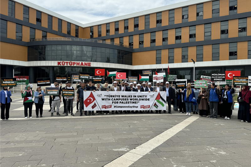<p> Elazığ'da Fırat Üniversitesi (FÜ) öğrencileri, ABD'deki üniversitelerde düzenlenen Filistin eylemlerine 2 dilde okunan basın bildirisiyle destek verdi.</p>