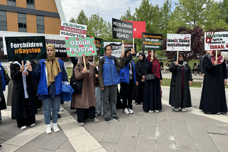 <p>Öğrenciler adına basın bildirisini Elazığ AK Parti Üniversite Başkanı Samet Babamir Türkçe, FÜ Tıp Fakültesi öğrencisi Libyalı Abdülrahman Abuaeshah ise İngilizce okudu.</p>