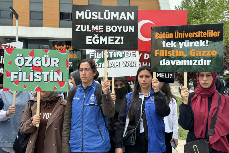 <p>ABD'nin New York kentindeki Columbia Üniversitesinde öğrencilerin ve akademisyenlerin katılımıyla başlayan İsrail karşıtı gösterilerin dünya genelinde onurlu duruşun başkaldırı fitilini ateşlediğini ifade eden Babamir, ABD genelindeki onlarca kampüse yayılan bu insani duruşu derslerini iptal ettirmek, disiplin soruşturmasına sevk edilmek, hatta tutuklanmak pahasına sergileyen, eylemlere katılan, sesini yükselten tüm üniversiteli kardeşlerine yürekten teşekkür ettiklerini aktardı.</p>