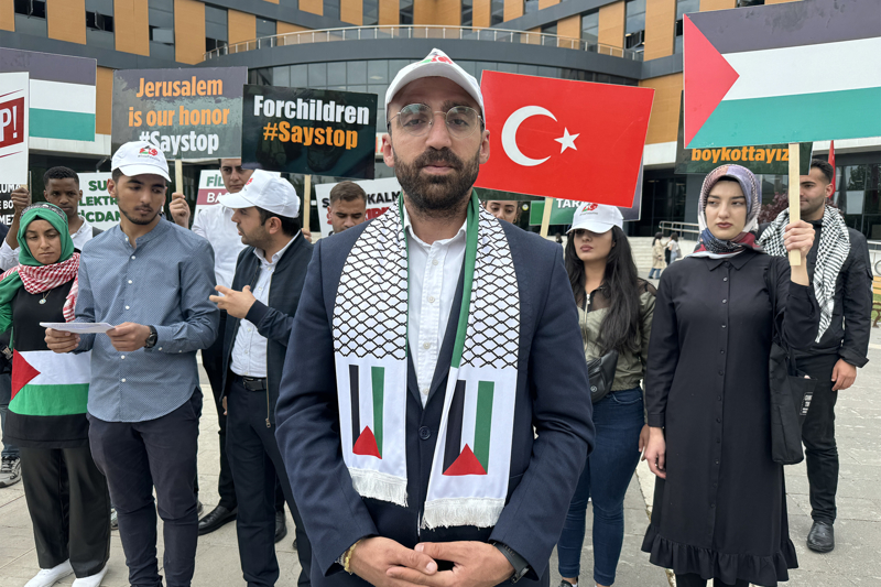 <p>Babamir, şöyle konuştu:  <span >'Bizler de vicdan sahibi her bir genç gibi AK Parti Gençlik Kolları olarak Gazze'de yaşanan katliama karşı on binlerce gencin katılımıyla ilk günden bugüne kadar gerçekleştirdiğimiz SAYSTOP eylemlerimize, boykot çağrılarımıza ve yardım faaliyetlerimize ara vermeksizin devam edeceğimizi ve Gazze halkının çığlığına ses veren herkesin farklılıklarına bakmaksızın yanında olmaya devam edeceğimizi bildiriyoruz. Elazığ ÜniAK teşkilatları ve Fırat Üniversitesi öğrencileri olarak Gazzelilerin çığlıklarına kulak veren ABD'nin Yale Üniversitesi öğrencilerinin yanında olduğumuzu belirtiyoruz. 81 İlimizde bulunan bütün üniversiteli kardeşlerimizi ve akademisyenlerimizi İsrail barbarlığına karşı durmaya, Gazzeli kardeşlerimizin yanında olmaya ve SAYSTOP eylemlerimize ses vermeye davet ediyoruz.'</span></p>