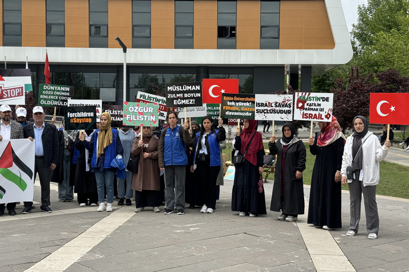 <p>Öğrenciler, AK Parti Gençlik Kolları Üniversiteler Teşkilatı organizasyonunda üniversite kampüsünde yer alan Fırat Üniversitesi Kütüphanesi önünde bir araya geldi.</p>