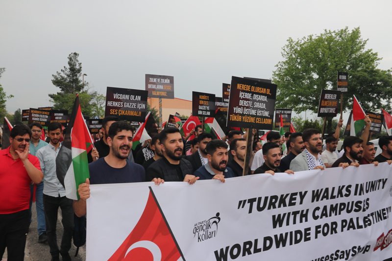 <p><b>DİYARBAKIR'DA ÜNİVERSİTE ÖĞRENCİLERİ ABD'DEKİ FİLİSTİN EYLEMLERİNE DESTEK VERDİ</b><br></p>