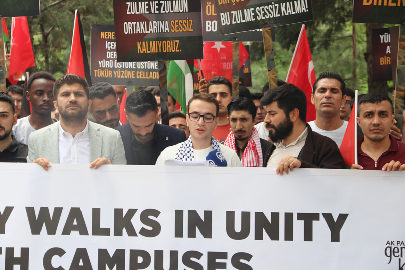 <p>Demirel, 'Cumhurbaşkanımız Recep Tayyip Erdoğan'ın liderliğinde uluslararası platformlara taşınan İsrail barbarlığı dünyanın çeşitli yerlerinde yaşayan, dinleri, ırkları, renkleri ve dilleri birbirinden farklı olan ancak vicdanı Gazze'deki çocuklar ve kadınlar için atan insanlar tarafından protesto edilmeye başlandı. Columbia Üniversitesi'nde öğrencilerin ve akademisyenlerin katılımıyla başlayan İsrail karşıtı gösteriler dünya genelinde onurlu duruşun başkaldırı fitilini ateşledi. Eylemlere katılan, sesini yükselten tüm kardeşlerimize AK Parti Gençlik Kolları üniversite teşkilatları olarak yürekten teşekkür ediyoruz.' dedi.</p>