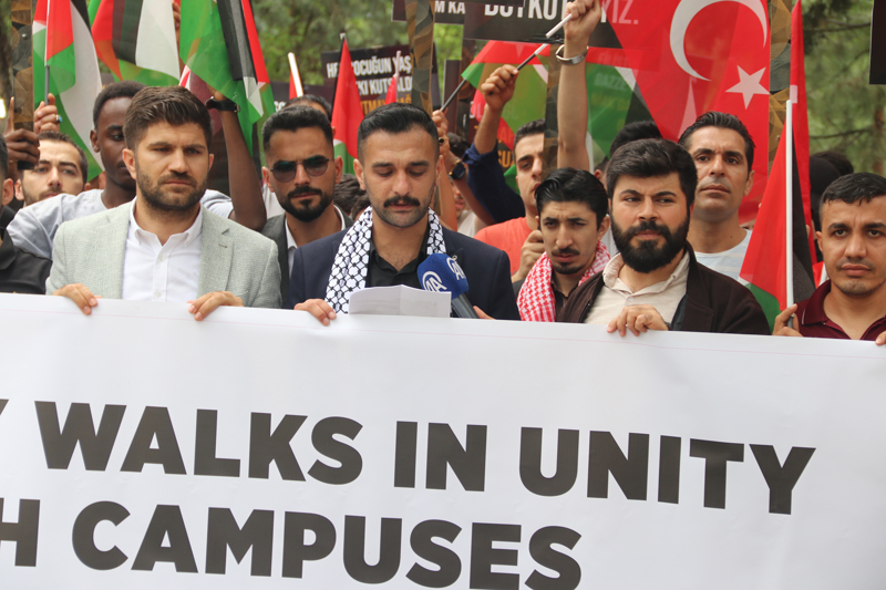 <p>Grup adına basın açıklamasını okuyan Süleyman Demirel, 7 Ekim 2023'ten bugüne İsrail'in yayılmacılığının bugün soykırım halini aldığını söyledi.  <span >İsrail'in aylardır çocuk, kadın, genç, yaşlı ve engelli ayırt etmeksizin binlerce kişiyi katlettiğini ifade eden Demirel, binlerce kişinin de evinden, yurdundan göçe sürüklendiğini, kundaktaki bebeklerin bombardımanlar sonucu enkaz altında can verdiğini belirtti.</span></p>