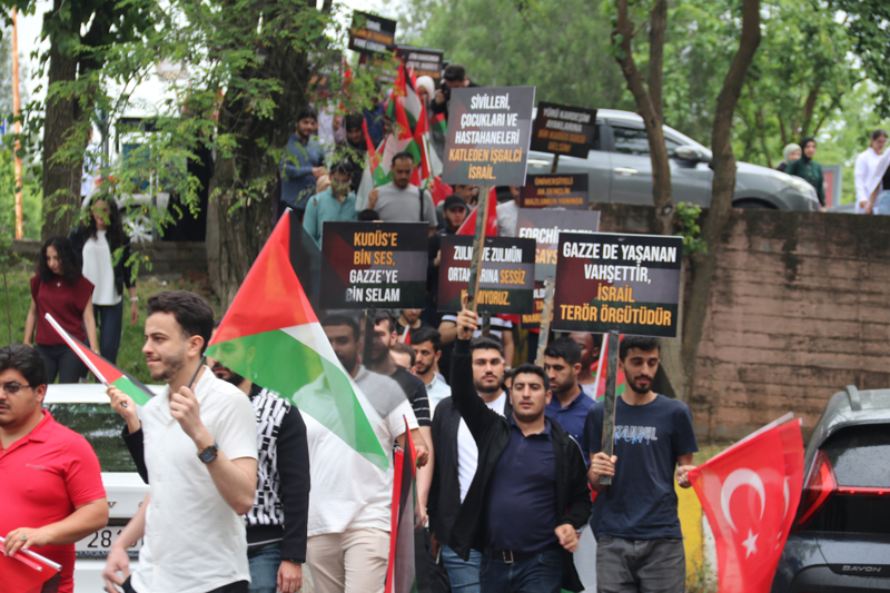 <p>Diyarbakır'da Dicle Üniversitesi (DÜ) öğrencileri, ABD'deki üniversitelerde düzenlenen Filistin eylemlerine 2 dilde okunan basın bildirisiyle desteklerini sundu. <span >AK Parti Gençlik Kolları Üniversiteler Teşkilatı organizasyonunda üniversite kampüsündeki DÜ Kültür Sanat Uygulama ve Araştırma Merkezi ününde toplanan öğrenciler Atatürk Sağlık Bilimleri Fakültesi'ne kadar yürüdü.</span></p>