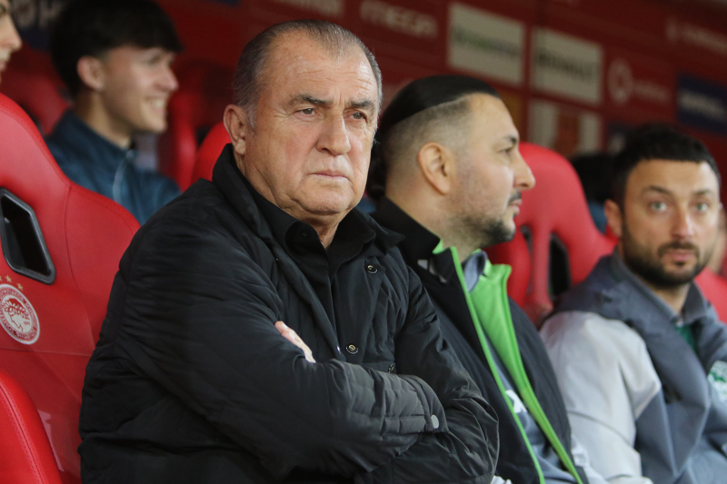 <p><strong>'HER ZAMAN KENDİNİZİ KANITLAMALISINIZ'</strong></p><p><strong><br></strong></p><p><strong>Panathinaikos koçu olarak karşılaştığınız en büyük zorluk nedir?</strong></p><p><strong><br></strong></p><p>'Spor müsabakalarına aktif olarak katılmak. Düşünmemiz gereken ilk şey bir sonraki maç. Geçmişiniz ya da kariyeriniz başarılarla dolu olabilir ama her zaman kendinizi kanıtlamanız gerekir. En iyi olduğunuza ya da en iyiler arasında yer aldığınıza inanıyorsanız, karşılaşacağınız her zorluğa ve mücadeleye hazırlıklı olmalısınız. Bunu her gün, her antrenman seansında, her yeni maçta göstermelisiniz. Bu mücadelenin ta kendisidir. Kulüpler ve milli takımlar fark etmeksizin son 55 yıldır, 16 yaşımdan beri yapmaya çalıştığım şey bu. Panathinaikos'taki en büyük mücadelem de bu. Çünkü bununla yaşamak ve bundan güç almak zorundayım.'</p>