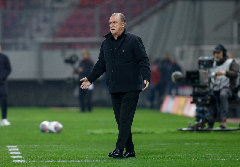 <p><strong>'GERÇEK BİR EFSANE'</strong></p><p><strong><br></strong></p><p><strong>Panathinaikos'un tarihinden hangi oyuncunun şu anda kadronuzda olmasını isterdiniz?</strong></p><p><strong><br></strong></p><p>'Her gün birlikte yaşadığım ve şu anda Yunanistan'da iki kupayı da kazanma ihtimali olan oyunculardan çok memnunum. Ama tabii ki benden bir isim vermemi isteyeceksiniz... Bunun için George Karagounis'ten bahsedebilirim. Hem Panathinaikos'ta hem de Yunanistan'da gerçek bir efsanedir ve liderliği çok faydalı olacaktır. Ayrıca çok yetenekli ve harika bir oyuncuydu. Tabii ki tüm bunların dışında iyi bir arkadaşlığımız da var. Her zaman futbol, kulüp ve hayat hakkında konuşmak eğlenceli olurdu. İkimiz de kariyerimizin bir bölümünü İtalya'da geçirdiğimiz için İtalyanca iletişim kurabiliyoruz, bu da bir avantaj sayılabilir.'</p>