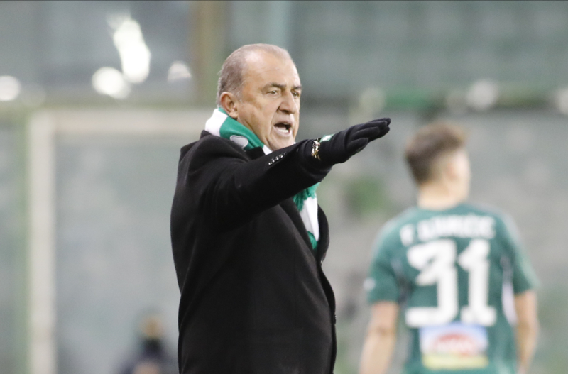 <p><strong>'ASLA VAZGEÇME, SONUNA KADAR'</strong></p><p><strong><br></strong></p><p><strong>Toplum olarak bizi birleştiren pek çok ortak yönümüz ve bizi ayıran pek çok farklılığımız var. Karma bir takıma teknik direktörlük yapmak zorunda olsaydınız, iki halkın hangi unsurlarını birleştirirdiniz?</strong></p><p><strong><br></strong></p><p>'Sorunuzun ilk kısmına tamamen katılıyorum. Bizi birleştiren pek çok nokta olduğunu düşünüyorum. Bununla birlikte, farklılıklarımızla birbirimizi tamamladığımızı düşünüyorum. Ama karma bir takıma koçluk yapıyor olsaydım, hangi özellikleri birleştirirdim? Bence tutku ortak, ama özellikle Euro 2008'den bu yana Türkiye'nin sporcuları ve spor takımlarıyla özdeşleşen <strong>'asla vazgeçme, sonuna kadar'</strong> kısmı Türkiye'den geliyor. Yunanistan'dan daha sakin düşünme ve hareket etme, acele etmeme yöntemini alırdım. Ancak dediğim gibi sporda birçok özelliğin ortak olduğunu söyleyebilirim.'</p>