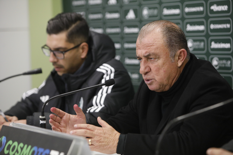 <p><strong>'TÜM GÜCÜMÜ ONLARDAN ALIYORUM'</strong></p><p><strong><br></strong></p><p><strong>Futbol dışında boş zamanlarınızda ne yaparsınız? Yaratıcı bir şekilde kendinizi nasıl şarj ediyorsunuz?</strong></p><p><strong><br></strong></p><p>'Futbol 50 yılı aşkın süredir hayatımda. Son 40 yılı antrenör olarak geçti. Futbol dışında kalan her anımı ailemle geçirdim. Ailemden ve sevdiklerimden hiç ayrılmadım. Ama çok iyi bir futbol taraftarıyım. Bütün gün antrenmanlarda ve kulüpte çalıştıktan sonra eve döndüğümde iyi bir futbol maçı olduğunu bilirsem dünyanın en mutlu insanı olurum. Yıllar geçtikçe ailem de bu özelliğime uyum sağladı. Biz her şeyi birlikte yapan bir aileyiz ve tüm gücümü onlardan alıyorum.'</p>