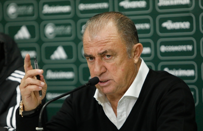 <p><strong>'BAŞARININ NET TANIMI KUPA'</strong></p><p><strong><br></strong></p><p><strong>Başarı tanımınız nedir?</strong></p><p><strong><br></strong></p><p>'Aslında sporda başarının net bir tanımı vardır: Kupa. Elbette, sporun mücadele ruhu sonunda sadece bir takımı ödüllendirir - ikinciler unutulur. Ancak kupa kazanmak tek başına başarının tanımı olamaz. Bu yolda ilerlerken geride bıraktığınız iz, nesiller üzerinde yarattığınız etki ve sizi takip edenlere verdiğiniz keyifler önemlidir. Geriye dönüp baktığımda, yönettiğim tüm gruplarda yapmaya çalıştığım şeyin bu olduğunu fark ediyorum. Neredeyse her gruba kendi zihniyetimi aşılamak için mücadele ettim. Karşılığında kupalar kazandık ve şampiyonluklar yaşadık. Hem hayatlarına hem de futbol kariyerlerine dokunabildiğim oyunculara sahip olduğum için kendimi şanslı hissettim. Birbirimizi hiç tanımadan ortak bir mutlulukta buluşabilen milyonlarca insan olduk. Hayatım bir sevgi çemberi içinde geçti. Elbette bazı mutsuzluklara sebep olduk. Ama aşkın gücü her zaman daha yüksek oldu.'</p>