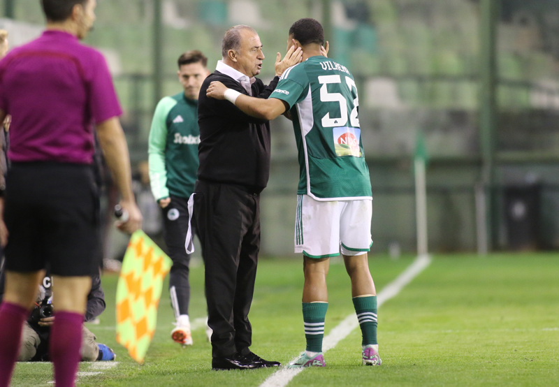 <p><strong>'MUTLU VE GURURLUYUM'</strong></p><p><strong><br></strong></p><p><strong>Lakabınız İmparator. Bu konud</strong><strong >a ne düşünüyorsunuz?</strong></p><p><strong ><br></strong></p><p>'Bu 50 yıldır kazanılmış bir lakap. Türkiye'de, özellikle de Galatasaray taraftarları tarafından bana verilen bir lakap. Çok çalışmanın, çeşitli fedakârlıkların ve bence hepsinden önemlisi onları mutlu etmek için her şeyinizi verdiğinizi hissettirmenin bir ödülü. Bunun için mutlu ve gururlu olmaktan başka bir şey yapamam.</p>