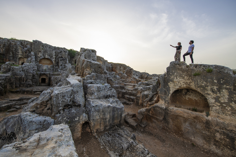 <p>Antik kentte devam eden arkeolojik kazılarda ise tarih öncesi dönemden başlayarak Roma ve Bizans dönemlerine kadar uzanan önemli buluntular ortaya çıkarılmaya devam ediyor.</p>