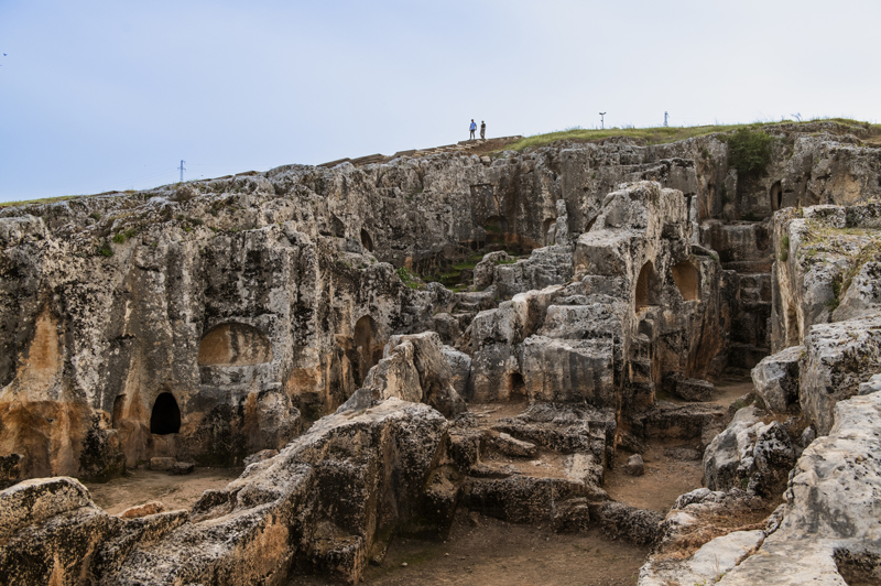 <p>Perre'nin diğer antik yerleşimlerden farkı, bölgeden herhangi bir kesme blok taşı getirilmeden dönemin mimarları ya da kent halkı tarafından bir tepe üzerindeki kayalara şekil verilerek yapılmış olmasıdır. </p>