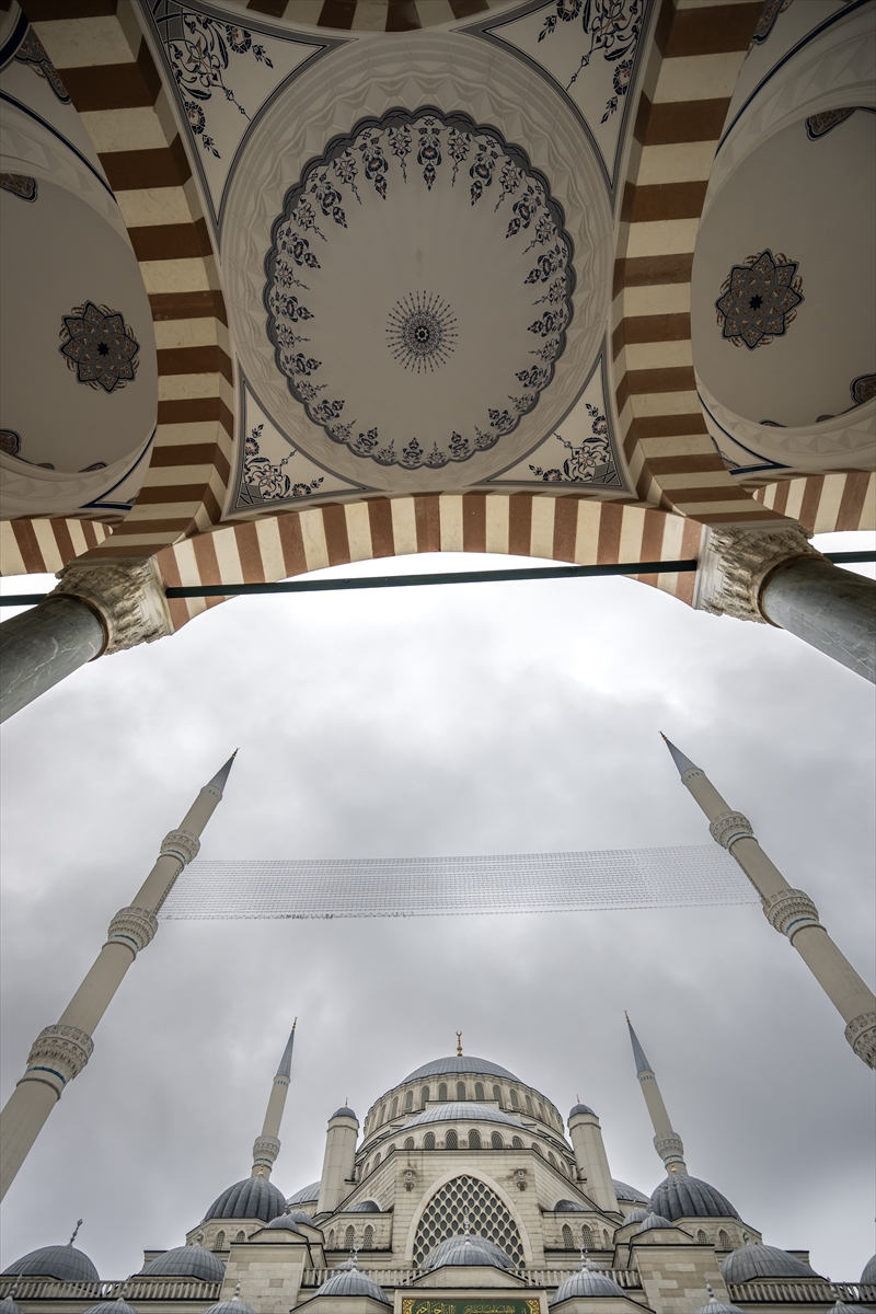 <p>'Asrın mührü' olarak nitelendirilen yapı, Milli Saraylar bünyesindeki 10 bin metrekarelik İslam Medeniyetleri Müzesi'ni, 3 bin 500 metrekarelik sanat galerisini, 3 bin metrekarelik kütüphaneyi, 1071 kişilik konferans salonunu, 8 sanat atölyesini, 3 bin 500 araçlık kapalı otoparkı bünyesinde barındırıyor.</p>