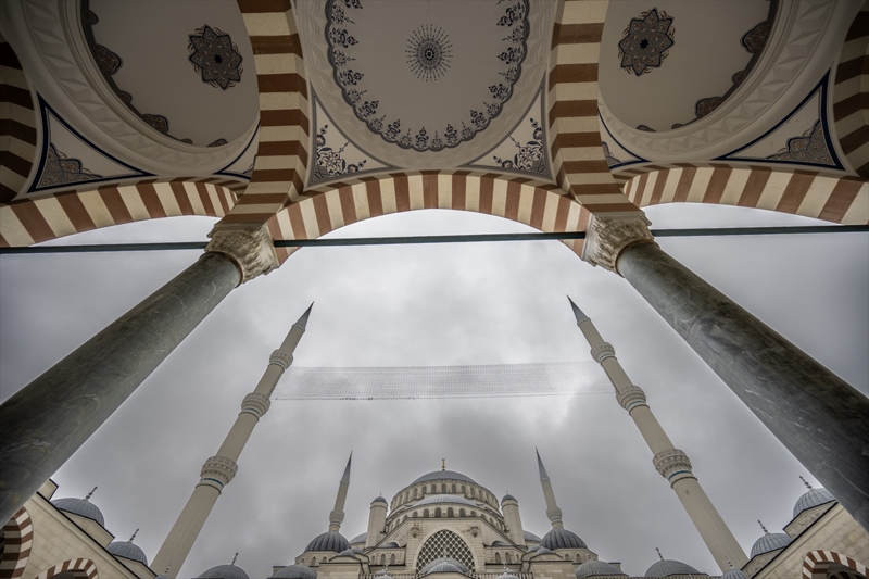 <p>Cami, akustiği, ses sistemleri, ışık, ısıtma, havalandırma ve güvenlik sistemleriyle de farkını ortaya koyuyor.</p>