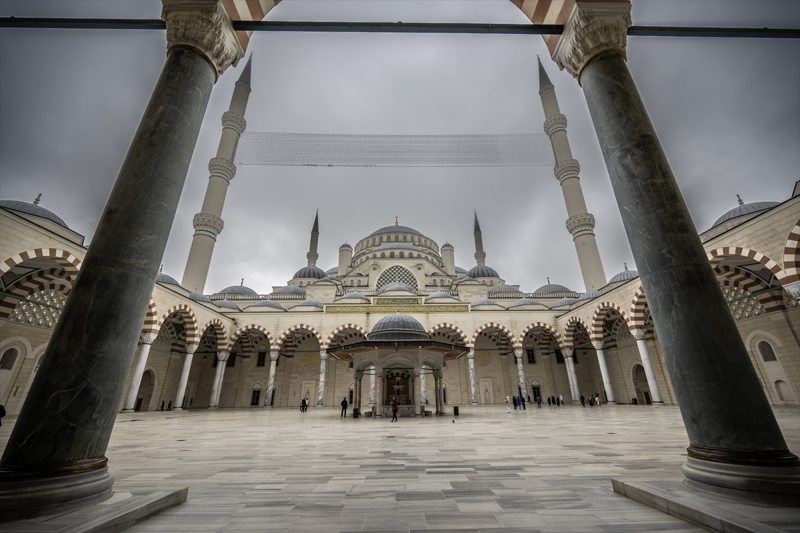 <p>Çamlıca Tepesi'nde estetik ve heybetli yapısıyla dikkatleri üzerine çeken caminin, üç şerefeli 4 minaresi Malazgirt Zaferi'ne ithafen 107,1 metre, iki şerefeli 2 minaresi ise 90 metre yüksekliğinde.</p>