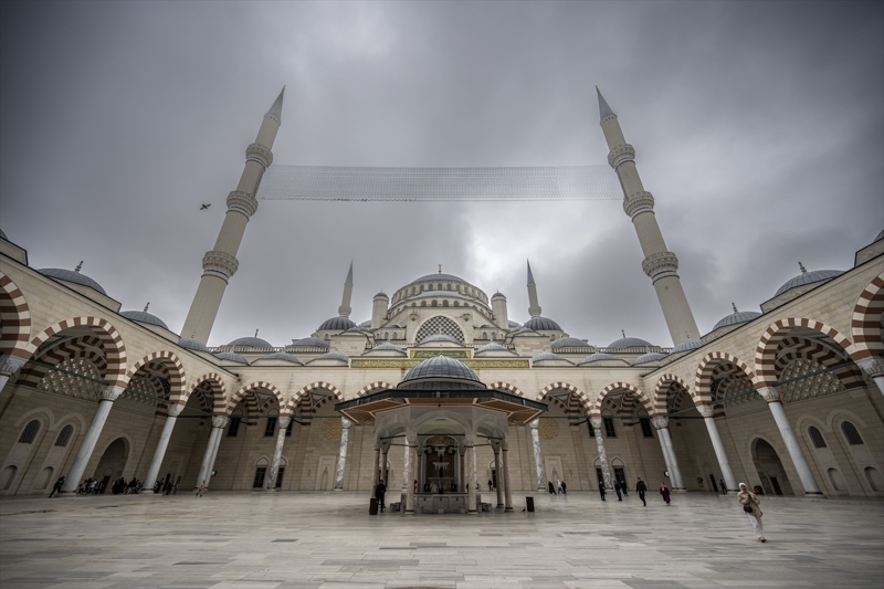 <p>Caminin 72 metre yükseklikteki ana kubbesi Türkiye'de yaşayan 72 milleti, 34 metre çapındaki kubbesi İstanbul'u simgeliyor. Caminin ana kubbesinin üzerinde 3 metre 12 santimetre genişliğinde, 7 metre 77 santimetre yüksekliğinde, 4,5 ton ağırlığında alem bulunuyor.</p>