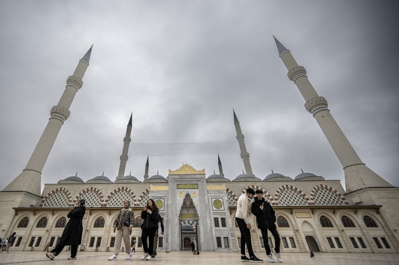 <p>Nanoteknolojiyle renklendirilen ve 3 parçadan oluşan alem, dünyanın en büyük alemi olma özelliğini taşıyor.</p>