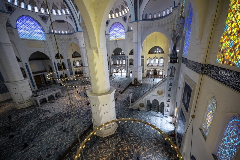 <p>Biz burada sadece bir cami yapmadık. Cumhurbaşkanımızın talimatlarıyla müze, konferans salonu, sanat galerisi, kütüphane, sanat atölyeleri yaptık. Burası geleneksel manada külliye, modern mantıkla da bir kompleks diyebiliriz.' ifadelerini kullandı.</p>