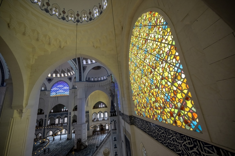 <p>Mimar Sinan'ın mimariye getirdiği altın oran yaklaşımını 21. yüzyılda Çamlıca Camisi'nde tatbik etmek için çalıştıklarını belirten Külünk, teknik ekiptekilerin büyük özverisiyle bunu başararak esere yansıttıklarını dile getirdi.</p>