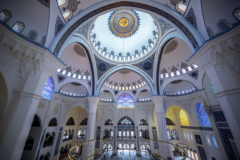 <p>Caminin ön hazırlıkları, mimari proje yarışması ve inşaat aşamalarını anlatan Külünk, 60 aylık aktif çalışma süresi sonrası 3 Mayıs 2019'da Cumhurbaşkanı Erdoğan, İslam ülkeleri ve Türkiye'den davetliler ile vatandaşların katılımıyla resmi açılışı gerçekleştirdiklerini hatırlattı.</p>