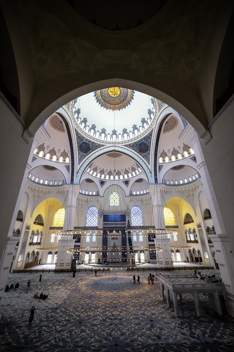 <p>Hep müspet ve pozitif ifadeler duyduk. Güney Amerika'dan Asya'ya, Uzak Doğu'ya, Afrika'nın en ücra bölgelerinden Rusya'ya kadar birçok ülkeden turist bizim külliyemizi ziyaret ediyor ve beğeniyor. Turizm şirketlerinin ziyaret edilecek yerler listesinde bulunuyor. Yerli ve yabancı turistler tur otobüsleriyle camimizi ve müzemizi ziyarete geliyor.'</p>