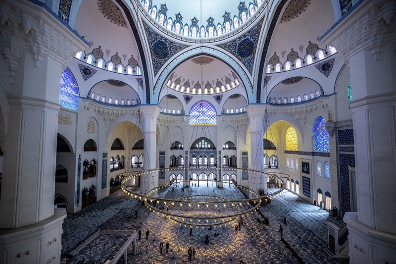 <p>Camide kapalı alanda 25 bin kişi, iç ve dış avlu ile yaklaşık 65 bin kişinin aynı anda saf düzeniyle namaz kılabildiğini belirten Külünk, Kovid-19 salgını döneminde de 10-15 bin kişinin mesafe kurallarına uyarak ibadet ettiğini aktardı.</p>