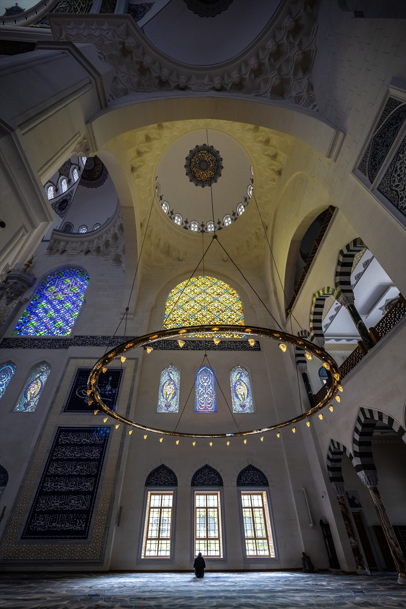 <p> Ayrıca Marmara Denizi'nden Boğaz'a girdiğiniz andan itibaren neredeyse çıkana kadar 180 derece tur atarsanız mutlaka en azından minarelerimizi göreceksiniz. Nasıl tesir ettiği konusunda bugün hiç kimsenin yadırgamadığını görüyoruz. 'Sanki bu eser burada hep varmış gibi... Kaç yüz yıl önce yapıldı?' ifadelerini duyuyoruz. Bu da doğru bir iş yaptığımızın işareti.'</p>