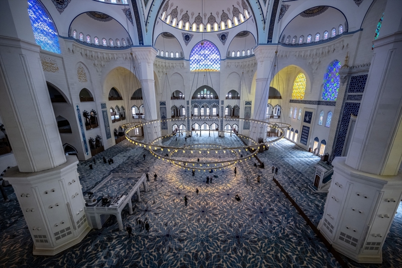 <p>Çamlıca Cami ve Eğitim Kültür Hizmetleri Yaptırma Derneği Başkanı Ergin Külünk, AA muhabirine yaptığı açıklamada, Cumhurbaşkanı Recep Tayyip Erdoğan'ın 2012'deki 'Çamlıca'ya da büyük bir cami yapacağız' cümlesiyle hikayelerinin kamuoyuyla buluştuğunu söyledi.</p>