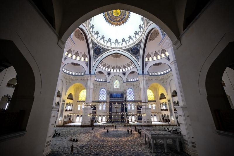 <p>'Bizim iki tür ziyaretçimiz var. Dünyanın her yerinden Müslümanlar camimize namaz kılmak için geliyorlar. Bir de sadece ziyaret için yerli ve yabancı turistler geliyor. Bunların sayısı çok fazla. Biz dönem dönem cami görevlilerimiz ve turizm rehberlerimizle bir araya geliyoruz. Bugüne kadar hiçbir menfi cümle işitmedik. </p>