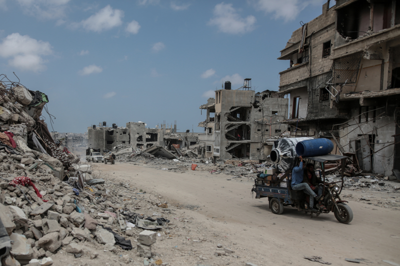 <p>Gazze'de sa�l�k bak�m� verilemedi�i i�in 60 bin hamile kad�n�n, ila� eksikli�i nedeniyle de kronik hastal��� bulunan 350 bin ki�inin hayati tehlikesinin oldu�u kaydedildi.</p>