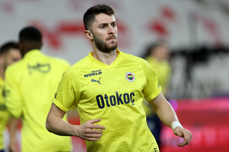 <p><b>smail Yksek:</b> Baarl orta saha ile Lyon, Rennes ve Atletico Madrid ilgileniyor. Lyon'un sezon sonunda resmi bir hamle yapaca renildi. Franszlar bonuslarla birlikte 15 milyon Euro'yu gzden karm durumda.</p>