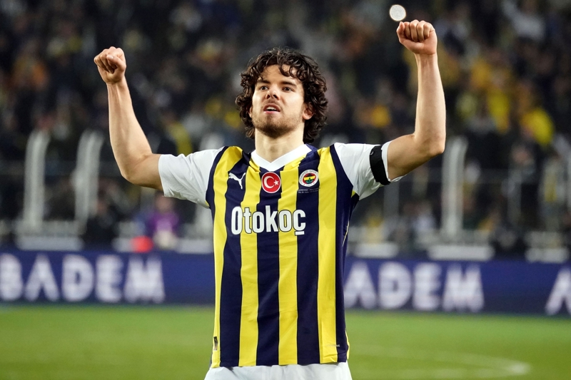 <p><b>Ferdi Kadolu: </b>24 yandaki futbolcu, Arsenal'den resmi teklif bekliyor. Fenerbahe ise oyuncusunun nn aacak ve bu transfere izin verecek. Arsenal'in ilk teklifinin 25 milyon Euro olmas dnlyor. Ferdi ile Leverkusen ve Napoli de ilgileniyor.</p>