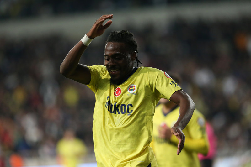 <p><b>Osayi Samuel:</b> Nijeryal oyuncuya Premier Lig'den 2 kulbn ilgisi bulunuyor. Yetenekli sa bek iin 8-9 milyon Euro bonuslarla 10 milyon Euro'yu bulacak tekliflerin gelmesi bekleniyor.</p>