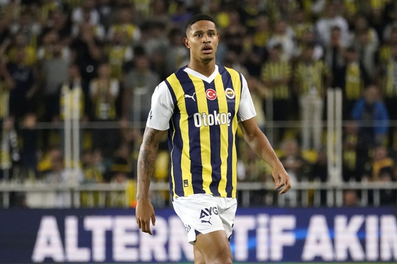 <p><b>Jayden Oosterwolde:</b> Hollandal sol bek, talya Ligi'ne gz krpyor. Roma ve Napoli oyuncuyu istiyor. Sar lacivertliler satmay dnmezken gelecek tekliflere gre hareket edilecek. Fenerbahe'nin kapsnn 13 - 14 milyon Euro civarnda bir rakama alnmas bekleniyor.</p>