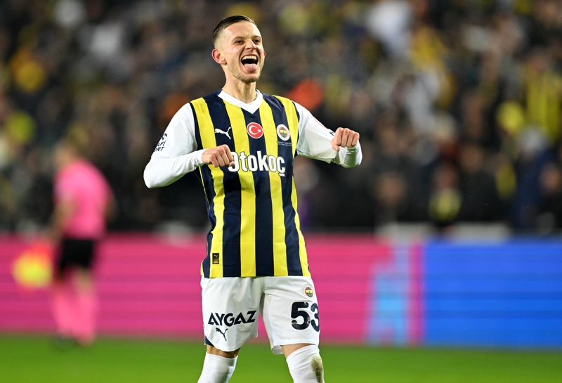 <p><b>Sebastian Szymanski:</b> 10 milyon Euro bonservis denen oyuncu iin zellikle La Liga'dan youn bir ilgi bulunuyor. Villarreal ve Valencia yetenekli on numaray istiyor. Fenerbahe 20 milyon Euro altnda bir rakama oyuncusunu brakmayacak.</p>