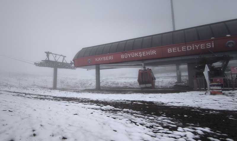 <p>Erciyes AŞ yetkililerinden alınan bilgiye göre, dün akşam etkili olan sağanak yerini kar yağışına bıraktı. </p>