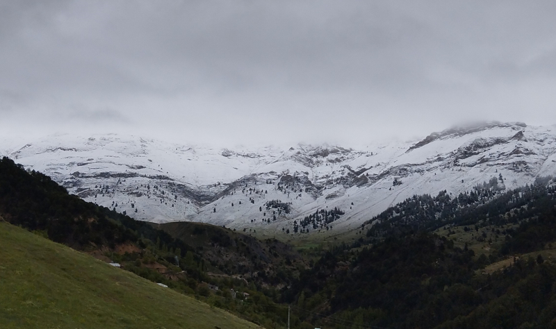 <p>Kahramanmaraş genelinde hava sıcaklığının mevsim normallerinin altına düşmesi nedeniyle kentin düşük rakımlı yerlerinde yağmur, yüksek kesimlerde ise kar etkili oldu. </p>