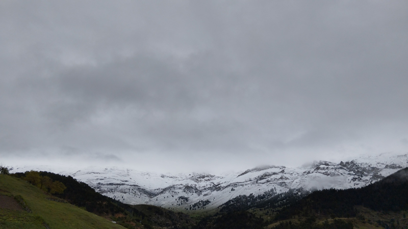 <p>Ekinözü ilçesine bağlı Koç Dağı ile Göksu ilçesinin Berit Dağı mevkilerinde öğle saatlerinde başlayan kar, kısa sürede bölgeyi beyaza bürüdü.</p>