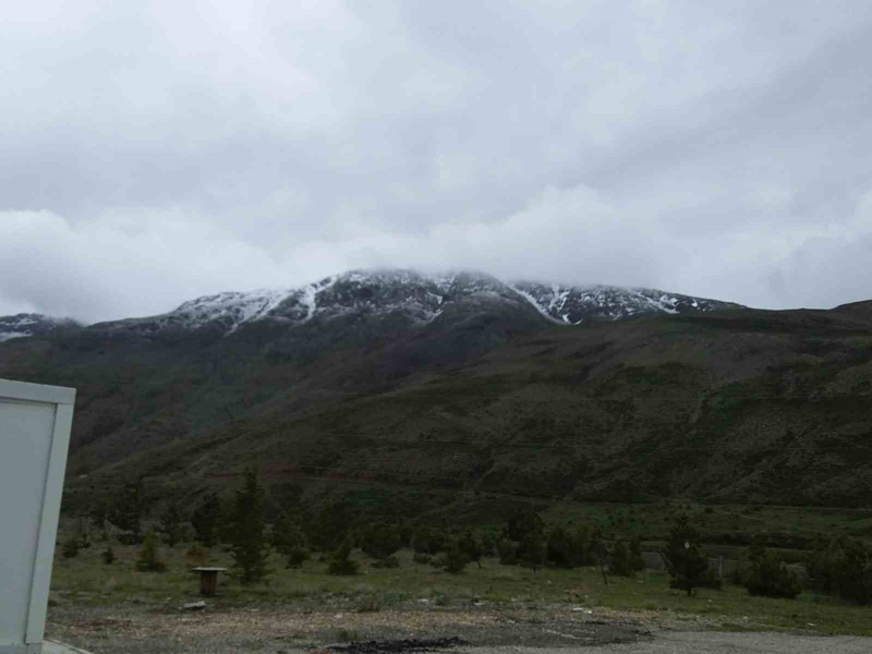 <p>Bu çerçevede 2 bin 347 rakımlı Hazarbaba Dağı zirvesi kar yağışıyla birlikte beyaza büründü.</p>