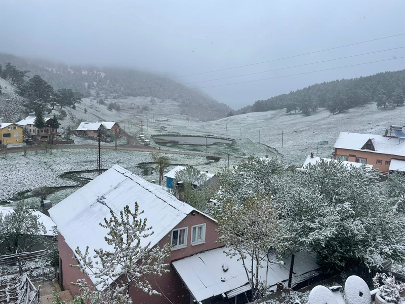 <p>Kentte başlayan sağanak, yüksek kesimlerde kara dönüştü.</p>