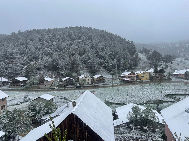 <p><b>Sivas'ın </b>Koyulhisar ve Suşehri ilçelerinde yüksek kesimlerde kar yağışı etkili oldu.</p>